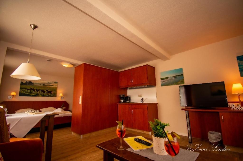 Hotel Zwei Linden - Links Der Elbe - Niedersachsen Balje Экстерьер фото